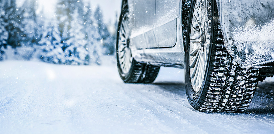 雪道を走る車イメージ